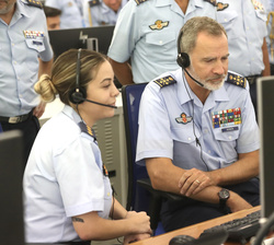 Su Majestad el Rey en la sala de operaciones del Grupo Central de Mando y Control, conversa con el piloto de un F-18 que realizaba un vuelo de instruc